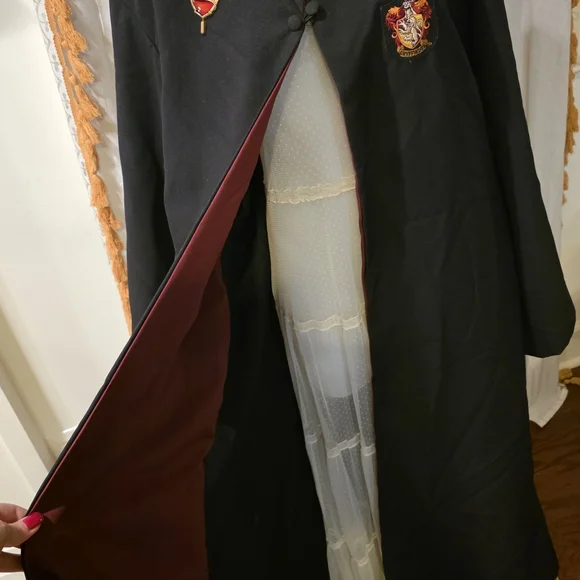 Black Hooded Robe with Red Accents - Picture 5 of 9
